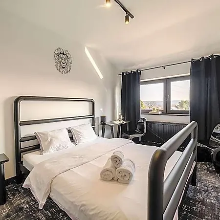 Golden Lion House Hotel *