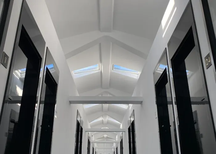 Golden Lion House Отель *