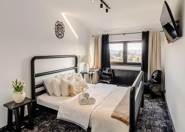 Golden Lion House Отель *