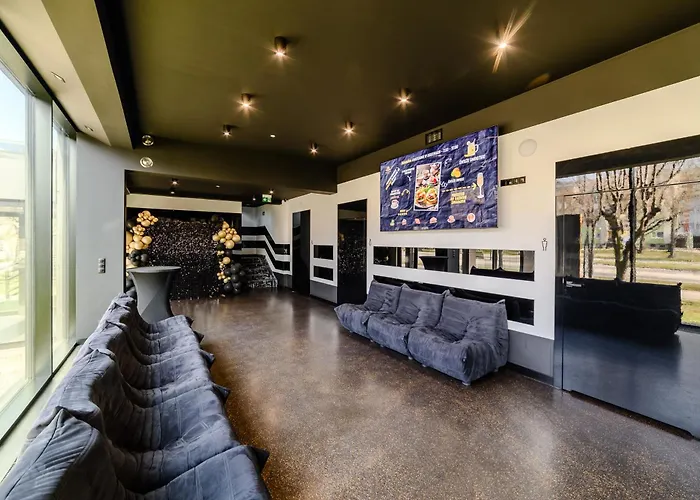 Golden Lion House Отель